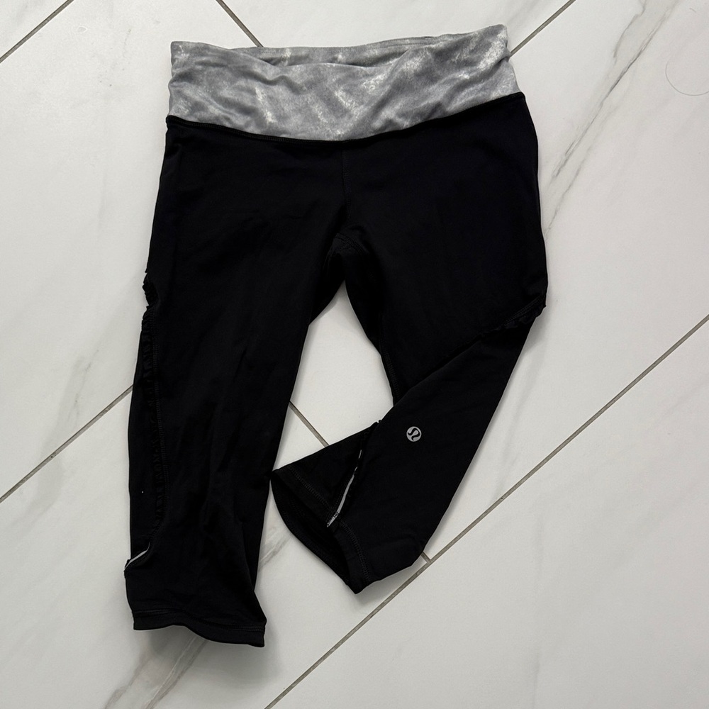 Lululemon black crop ruffle side detail, marble panel sz 4 16 in inseam